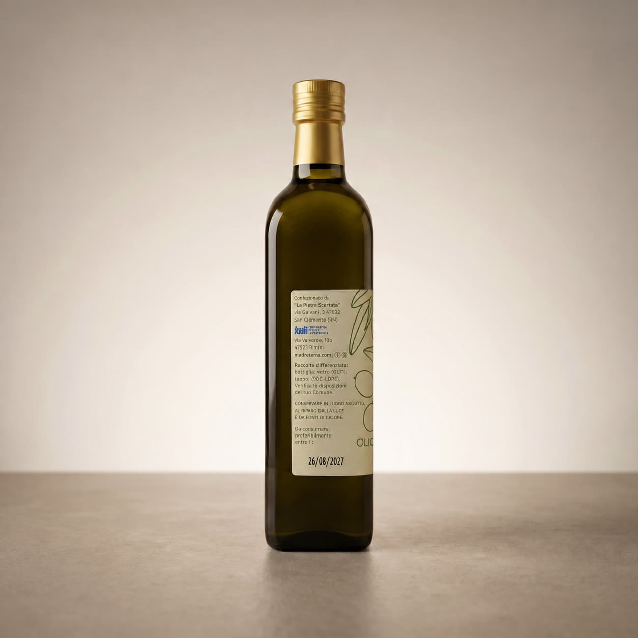 The side of the La Madre Terra label: the packer, the storage line and the best-before date.