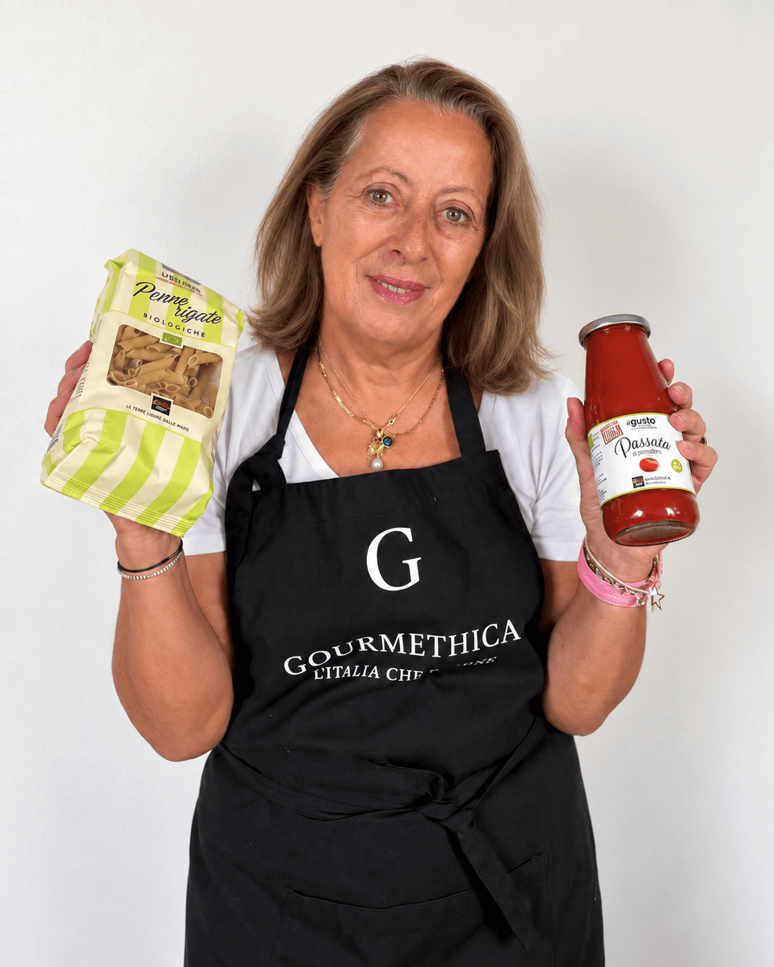Teresa Sofia, propriétaire de Gourmethica, avec des penne et de la passata Libera Terra.