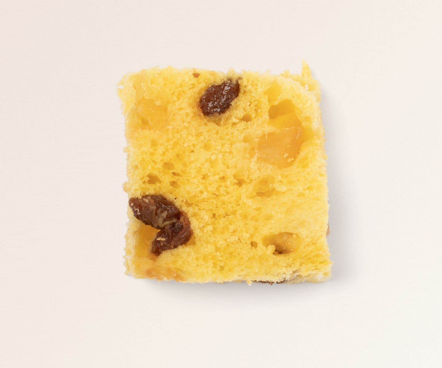 Une tranche de panettone Classico Giotto, avec raisins et fruits confits.